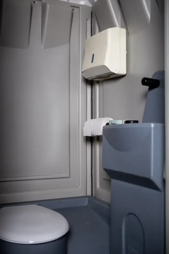 Franken-WC-dixi-klo-mieten-grau-interieur-innenansicht-toilette-seifenspender-und-handtuecher-austattung-beeinflusst-miettoiletten-preise