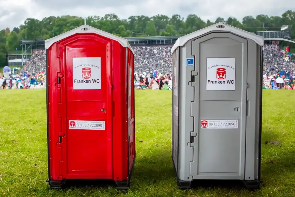 Veranstaltung-Fussballstadion-Franken-WC-toiletten-mieten-rot-und-grau-frontal