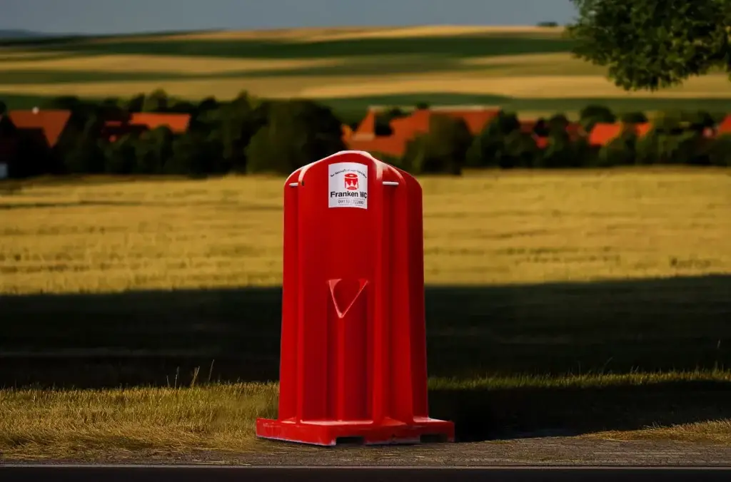 frankenwc-urinal-freistand-miettoilette-rot-franken-wc-mobile-toilette-mieten-dixie-klo-dixi-klo-alternative-würzburg