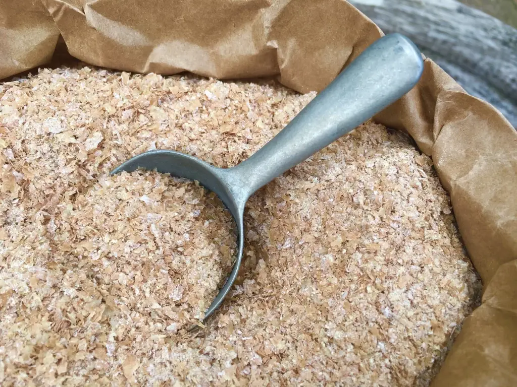 schaufel-mit-sägespänen-einstreu-für-trockenklo