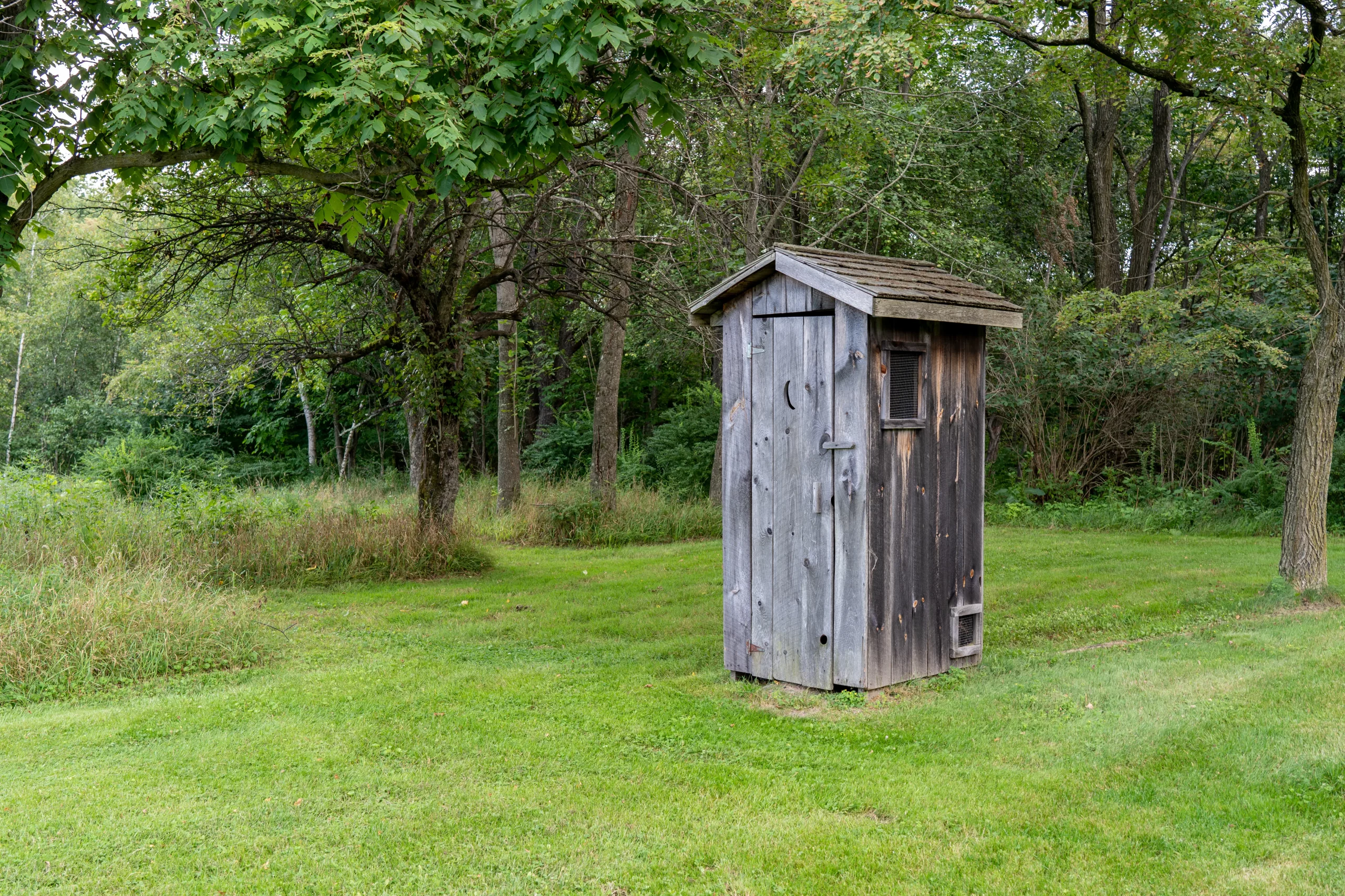 holz-komposttoilette-für-den-garten