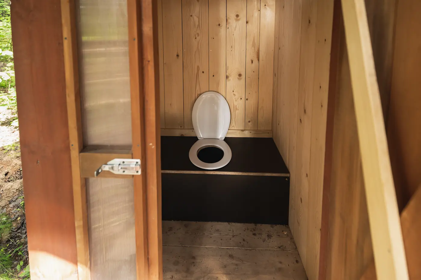 Komposttoilette aus Holz im Freien