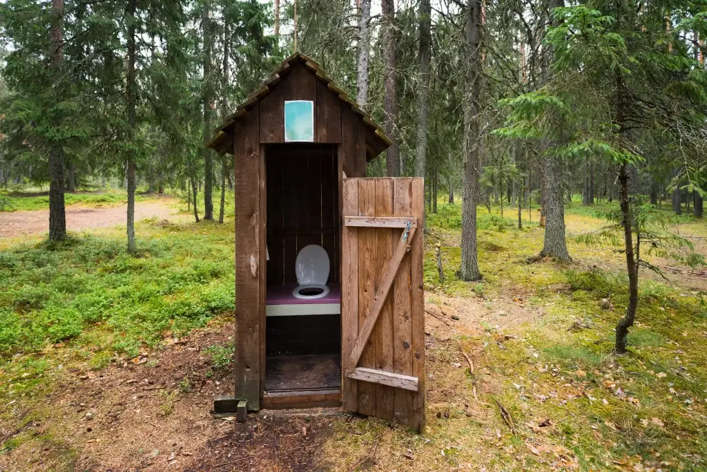 holz-trockentoilette-in-natur-offen
