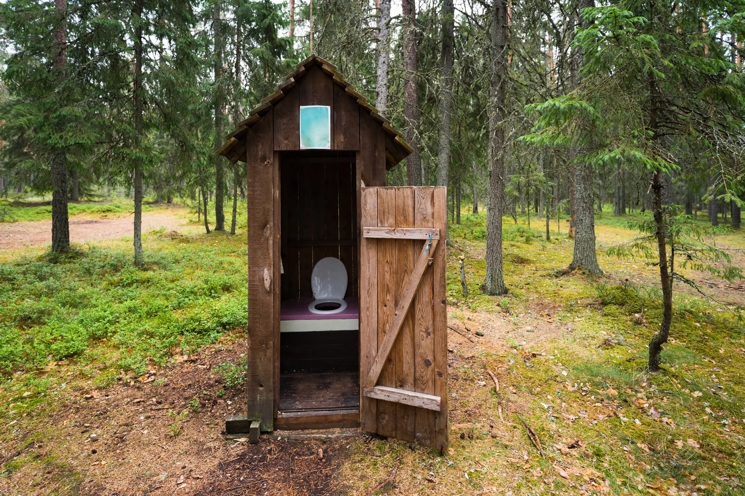 holz-trockentoilette-in-natur-offen