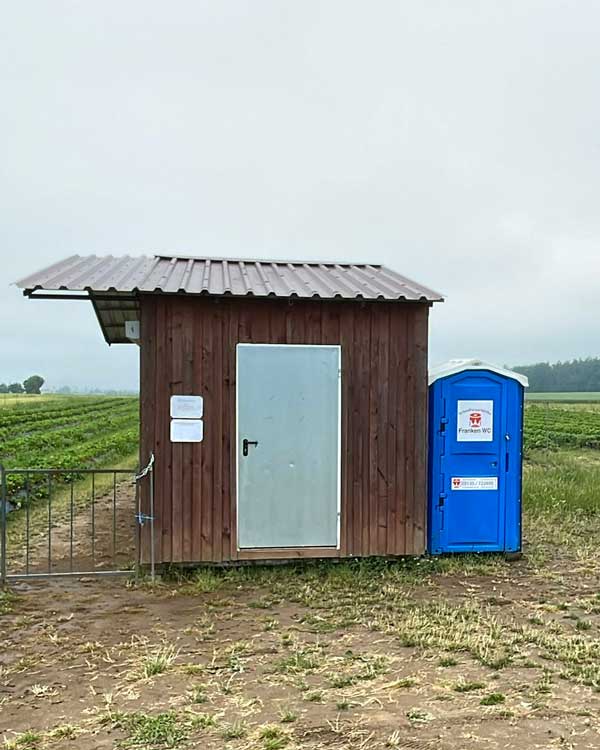 frankenwc-mobile-toilette-fuer-erdbeerfeld